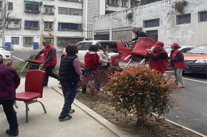 我為群眾辦實事||黨建引領(lǐng)送溫暖，愛心座椅進(jìn)社區(qū)